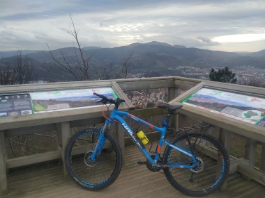 La bicicleta descansa en la «Vista Panorámica Monte Abril»