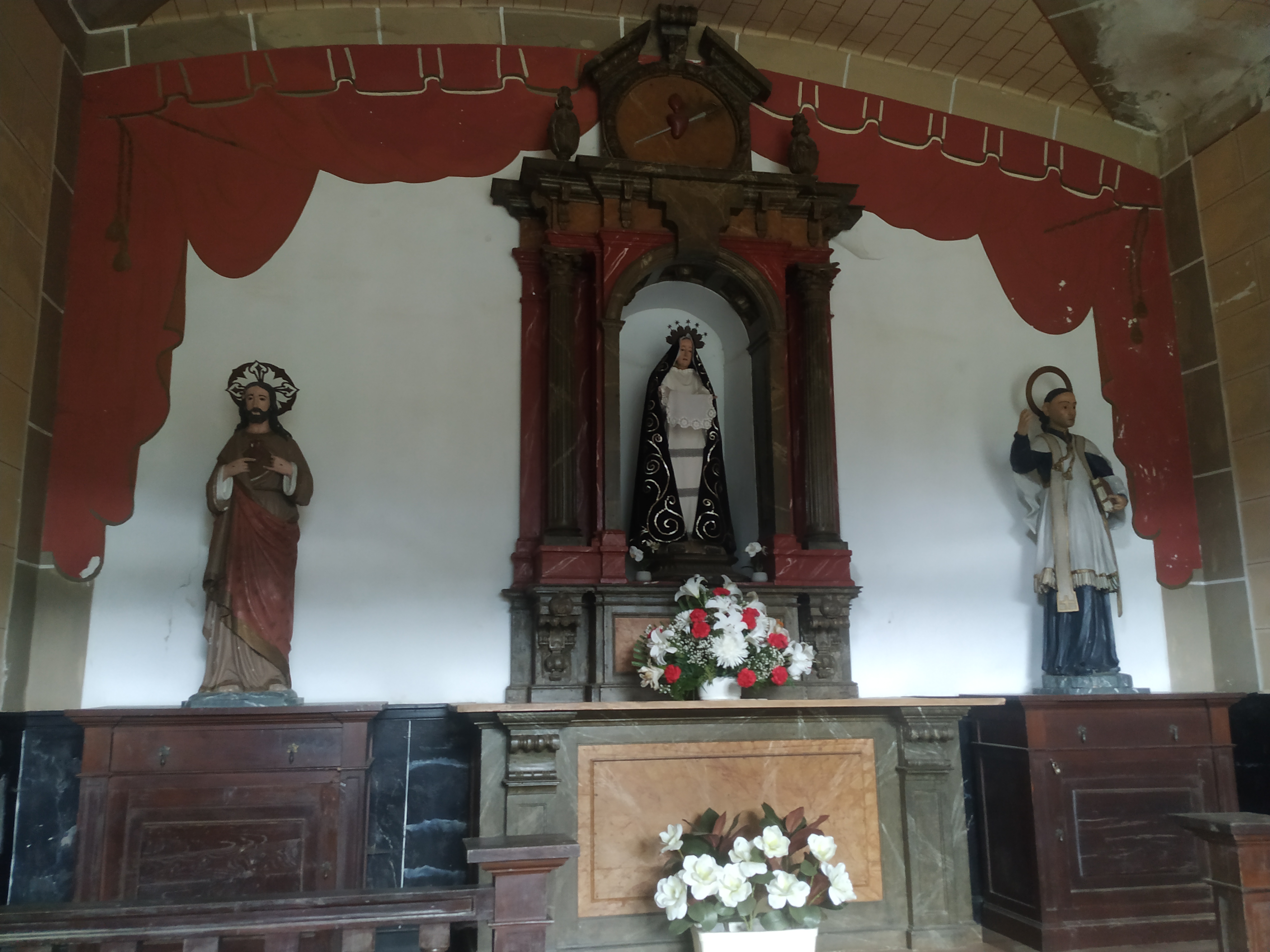 «Nuestra Señora de la Piedad». Acompañado de «El Sagrado Corazón de Jesús» y «San Valentín»