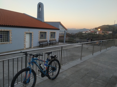 Crepúsculo en la parroquia «San Gabriel Arcángel» (Mazustegi, Bilbao)